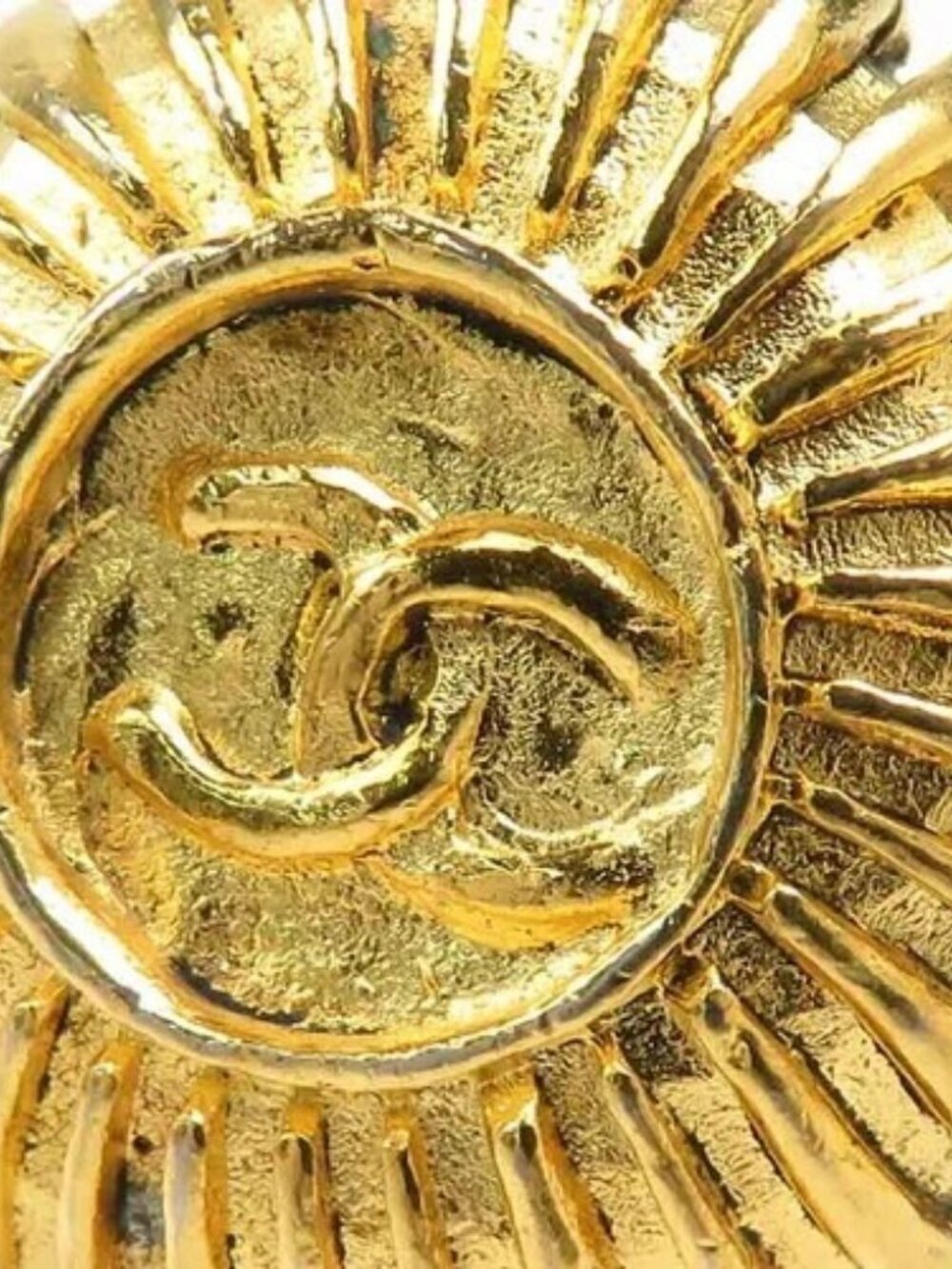 Auth CHANEL CC Logo Clip on Earrings Gold Metal - 56692k - Picture 8 of 11